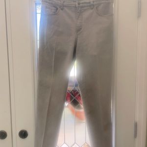 Like New Dove Gray Gloria Vanderbilt Amanda Jeans 14 Average